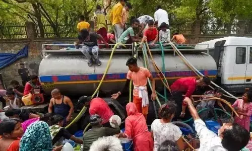 देश की राजधानी दिल्ली में इन इलाकों में हुआ पानी का संकट, एक बार फिर से दिल्ली में हुई पानी की कमी देश की राजधानी दिल्ली में इन इलाकों में हुआ पानी का संकट, एक बार फिर से दिल्ली में हुई पानी की कमी