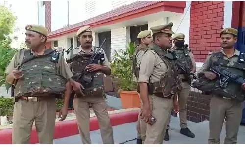 बरेली जेल से माफिया अतीक अहमद के भाई अशरफ को लेकर पुलिस प्रयागराज रवाना बरेली जेल से माफिया अतीक अहमद के भाई अशरफ को लेकर पुलिस प्रयागराज रवाना
