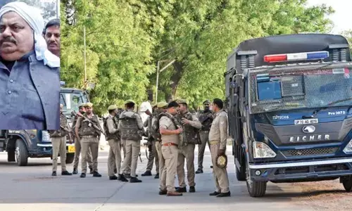 Atiq Ahmed : गैंगस्टर अतीक को साबरमती से प्रयागराज लाने और ले जाने का खर्च कितना? कितने पुलिसकर्मी संभालते हैं व्यवस्था Atiq Ahmed : गैंगस्टर अतीक को साबरमती से प्रयागराज लाने और ले जाने का खर्च कितना? कितने पुलिसकर्मी संभालते हैं व्यवस्था