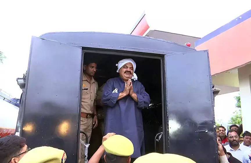 उधर बेटा मारा गया इधर कोर्ट ने दिया चार दिन माफिया अतीक का पुलिस को रिमांड