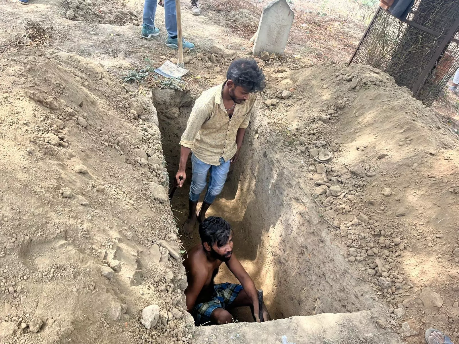 बाप के कुकर्मों से बेटा की खोदी गई कब्र, जनाजे में भी शामिल नहीं हो सका अतीक और अशरफ