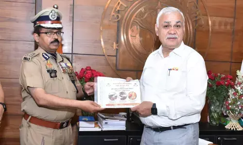 मुख्य सचिव दुर्गा शंकर मिश्र को अग्निशमन सेवा शहीद स्मृति दिवस पर अग्निशमन विभाग के डीजी अविनाश चंद्र ने लगाया फ्लैग पिन मुख्य सचिव दुर्गा शंकर मिश्र को अग्निशमन सेवा शहीद स्मृति दिवस पर अग्निशमन विभाग के डीजी अविनाश चंद्र ने लगाया फ्लैग पिन