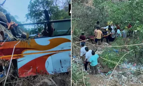 Maharashtra : पुणे से मुंबई जा रही बस गहरी खाई में गिरी, 12 लोगों की मौत, कई घायल Maharashtra : पुणे से मुंबई जा रही बस गहरी खाई में गिरी, 12 लोगों की मौत, कई घायल