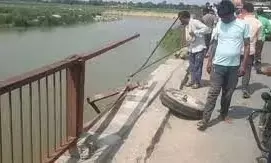 अभी अभी यूपी के शाहजहांपुर में बड़ा हादसा, श्रद्धालुओं से भरी ट्रैक्टर ट्राली नदी में पलटी अभी अभी यूपी के शाहजहांपुर में बड़ा हादसा, श्रद्धालुओं से भरी ट्रैक्टर ट्राली नदी में पलटी