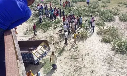 शाहजहांपुर में बड़ा हादसा : नदी की रेलिंग तोड़ पुल से नीचे गिरी ट्रैक्टर-ट्रॉली, हादसे में 14 मौतों से मचा हड़कंप, CM योगी ने जताया शोक शाहजहांपुर में बड़ा हादसा : नदी की रेलिंग तोड़ पुल से नीचे गिरी ट्रैक्टर-ट्रॉली, हादसे में 14 मौतों से मचा हड़कंप, CM योगी ने जताया शोक