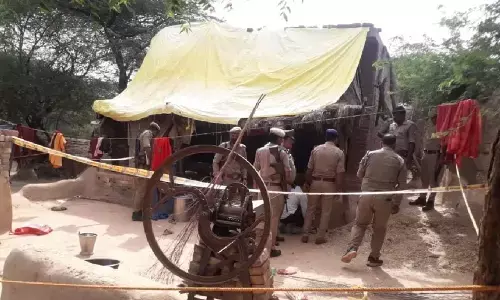 Kanpur Dehat News : पत्नी और बेटा-बेटी को मारकर खुद लगाली फांसी, इलाके में मचा कोहराम!