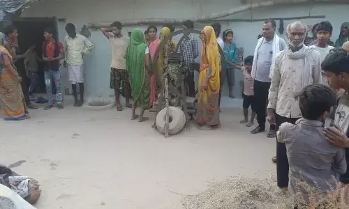 यूपी : बांदा में एक ही परिवार के चार लोगों की धारदार हथियार से काटकर हत्या, पूरे इलाके में हड़कंप! यूपी : बांदा में एक ही परिवार के चार लोगों की धारदार हथियार से काटकर हत्या, पूरे इलाके में हड़कंप!