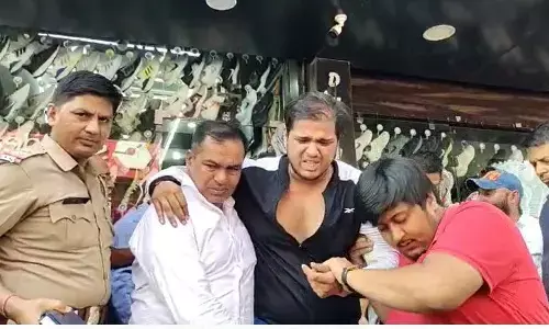 गाजियाबाद में जूते को लेकर चली गोली, मारपीट में दुकानदार जख्मी, अस्पताल में किया भर्ती गाजियाबाद में जूते को लेकर चली गोली, मारपीट में दुकानदार जख्मी, अस्पताल में किया भर्ती