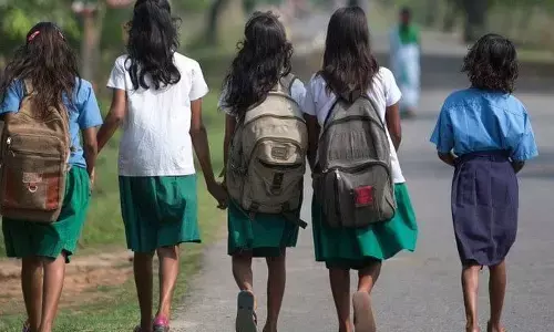 यूपी के सरकारी स्कूलों में 10 दिन बिना बैग स्कूल जाएंगे बच्चे, गुजरात में लागू है यह व्यवस्था