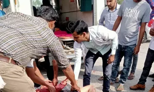 सुल्तानपुर हादसे में शिक्षामित्र की मौत, एक शिक्षिका व दो छात्राएं घायल सुल्तानपुर हादसे में शिक्षामित्र की मौत, एक शिक्षिका व दो छात्राएं घायल