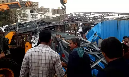 महाराष्ट्र में बड़ा हादसा : पुणे में होर्डिंग गिरने से छह लोगों की मौत 2 लोग घायल महाराष्ट्र में बड़ा हादसा : पुणे में होर्डिंग गिरने से छह लोगों की मौत 2 लोग घायल