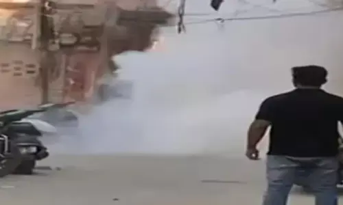 प्रयागराज में माहौल बिगाड़ने की कोशिश? गोबर गली में फेंका गया बम, धुआं-धुआं हुआ इलाका! प्रयागराज में माहौल बिगाड़ने की कोशिश? गोबर गली में फेंका गया बम, धुआं-धुआं हुआ इलाका!
