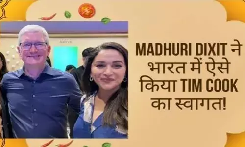 एप्पल के सीईओ टिम कुक का माधुरी दीक्षित ने भारत में किया स्वागत ,फोटो हो रही है वायरल एप्पल के सीईओ टिम कुक का माधुरी दीक्षित ने भारत में किया स्वागत ,फोटो हो रही है वायरल