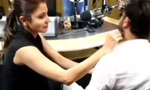 Anushka And Ranbir Video: рдЬрд╛рдирд┐рдП рдЙрд╕ рдХрд┐рд╕реНрд╕реЗ рдХреЛ рдЬрдм рд░рдгрд╡реАрд░ рдФрд░ рдЕрдиреБрд╖реНрдХрд╛ рд▓рдбрд╝ рдкрдбрд╝реЗ рдереЗ рд░реЗрдбрд┐рдпреЛ рдЬреЙрдХреА рдХреЗ рд╕рд╛рдордиреЗ рд╣реА, рдПрдХреНрдЯреНрд░реЗрд╕ рдиреЗ рд▓рдЧрд╛рдпрд╛ рдерд╛ рдердкреНрдкрдбрд╝ Anushka And Ranbir Video: рдЬрд╛рдирд┐рдП рдЙрд╕ рдХрд┐рд╕реНрд╕реЗ рдХреЛ рдЬрдм рд░рдгрд╡реАрд░ рдФрд░ рдЕрдиреБрд╖реНрдХрд╛ рд▓рдбрд╝ рдкрдбрд╝реЗ рдереЗ рд░реЗрдбрд┐рдпреЛ рдЬреЙрдХреА рдХреЗ рд╕рд╛рдордиреЗ рд╣реА, рдПрдХреНрдЯреНрд░реЗрд╕ рдиреЗ рд▓рдЧрд╛рдпрд╛ рдерд╛ рдердкреНрдкрдбрд╝