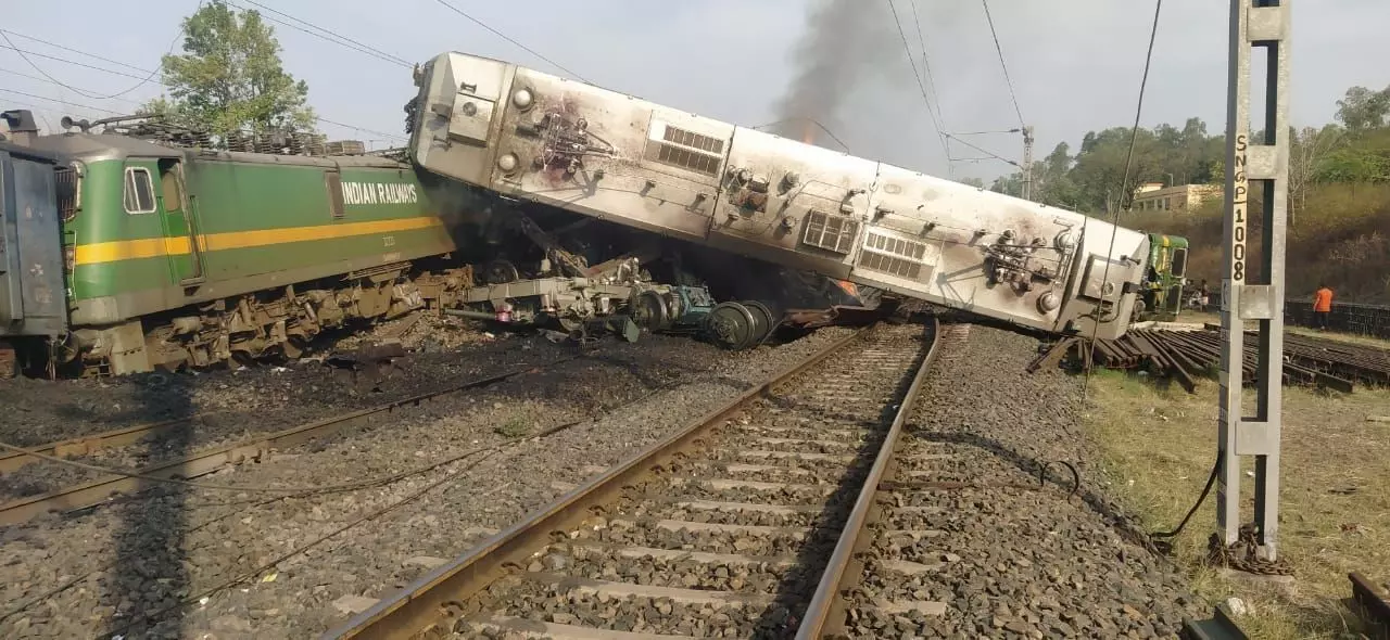 BIG Breaking: मध्यप्रदेश में दो ट्रेन आपस में टकराई, टक्कर के बाद ट्रेनों के इंजन में लगी आग