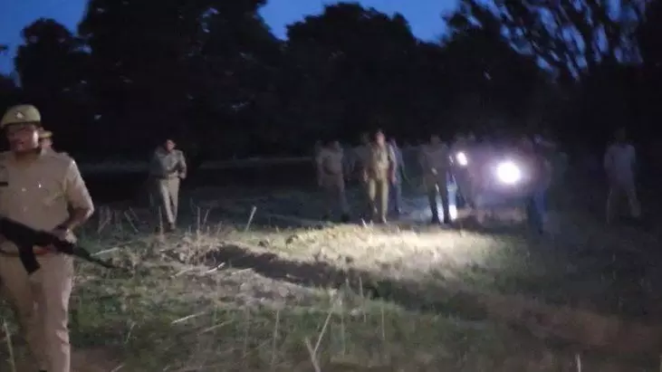 अतीक अहमद की फरार पत्नी लेडी डॉन शाइस्ता परवीन की तलाश में पुलिस ने चलाया सर्च आपरेशन, देखें वीडियो अतीक अहमद की फरार पत्नी लेडी डॉन शाइस्ता परवीन की तलाश में पुलिस ने चलाया सर्च आपरेशन, देखें वीडियो