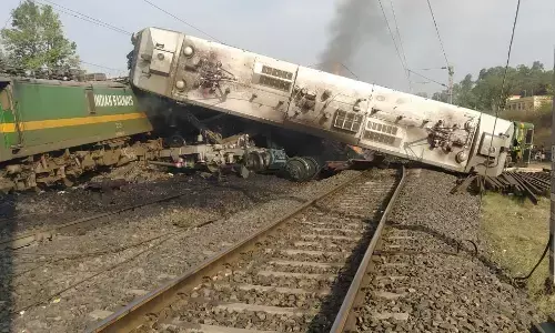 BIG Breaking: मध्यप्रदेश में दो ट्रेन आपस में टकराई, टक्कर के बाद ट्रेनों के इंजन में लगी आग BIG Breaking: मध्यप्रदेश में दो ट्रेन आपस में टकराई, टक्कर के बाद ट्रेनों के इंजन में लगी आग