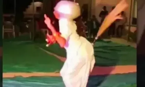झाड़ू ,पतीले के साथ ऐसा मुर्गा डांस आपने नहीं देखा होगा पहले, वीडियो हो रहा है वायरल झाड़ू ,पतीले के साथ ऐसा मुर्गा डांस आपने नहीं देखा होगा पहले, वीडियो हो रहा है वायरल