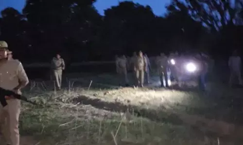 अतीक अहमद की फरार पत्नी लेडी डॉन शाइस्ता परवीन की तलाश में पुलिस ने चलाया सर्च आपरेशन, देखें वीडियो अतीक अहमद की फरार पत्नी लेडी डॉन शाइस्ता परवीन की तलाश में पुलिस ने चलाया सर्च आपरेशन, देखें वीडियो