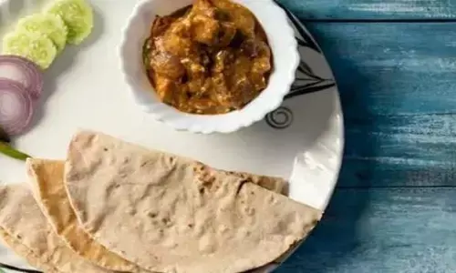 Vastu Tips for Roti: क्या आप जानते हैं कि आखिर थाली में क्यों नहीं परोसी जाती है 3 रोटियां?? वजह जानकर आप भी नहीं करेंगे यह गलती Vastu Tips for Roti: क्या आप जानते हैं कि आखिर थाली में क्यों नहीं परोसी जाती है 3 रोटियां?? वजह जानकर आप भी नहीं करेंगे यह गलती