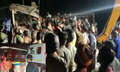 अयोध्या में भीषण सड़क हादसा, बस के ऊपर पलटा ट्रक,4 लोगों की मौत की पुष्टि, लगभग 40 से ज्यादा लोग घायल अयोध्या में भीषण सड़क हादसा, बस के ऊपर पलटा ट्रक,4 लोगों की मौत की पुष्टि, लगभग 40 से ज्यादा लोग घायल