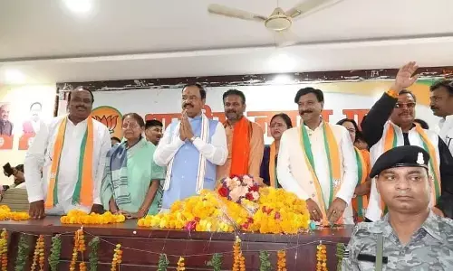 पत्नी का टिकिट कटने के बाद मंत्री नंदी को दूसरा झटका, पूर्व सपा प्रत्याशी बीजेपी में शामिल