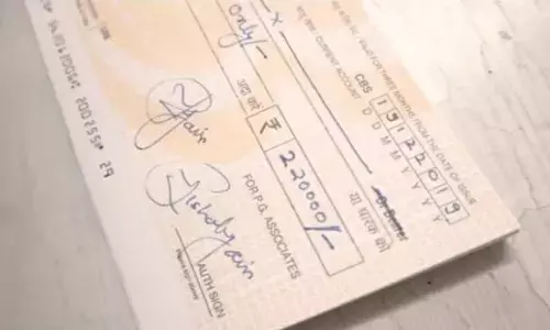 Bank Cheque Payment: क्या आपको पता है कि आखिर बैंक वाले चेक के पीछे क्यों करवाते हैं साइन?? जबकि वहां साइन मार्क भी नहीं होता