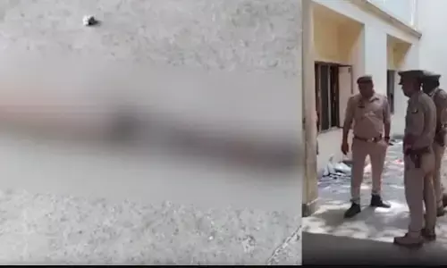 अतीक अहमद के दफ्तर में चाकू-खून से सना दुपट्टा देख पुलिस के उड़े होश! जगह-जगह पर पड़े छीटें...साड़ी और चूड़ियां, जांच में जुटी अतीक अहमद के दफ्तर में चाकू-खून से सना दुपट्टा देख पुलिस के उड़े होश! जगह-जगह पर पड़े छीटें...साड़ी और चूड़ियां, जांच में जुटी