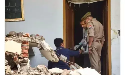 Atiq Ahmed Shot Dead: अतीक मर्डर केस में हो रहे हैं नए खुलासे, घर पर मिले खून के निशान शाइस्ता के तो नहीं??  जांच के बाद खुलेंगे राज के पर्दे Atiq Ahmed Shot Dead: अतीक मर्डर केस में हो रहे हैं नए खुलासे, घर पर मिले खून के निशान शाइस्ता के तो नहीं??  जांच के बाद खुलेंगे राज के पर्दे