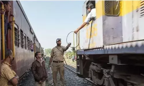 जाने ट्रेन में क्यों दी जाती है ड्राइवर को लोहे की रिंग? क्या होता है इसका काम। जाने ट्रेन में क्यों दी जाती है ड्राइवर को लोहे की रिंग? क्या होता है इसका काम।