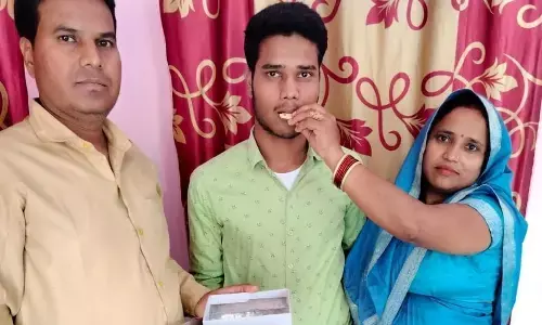 UP Board Result 2023: शिक्षामित्र के बेटे ने किया कमाल, इंटरमीडिएट की परीक्षा में टॉप 10 में ले आया स्थान UP Board Result 2023: शिक्षामित्र के बेटे ने किया कमाल, इंटरमीडिएट की परीक्षा में टॉप 10 में ले आया स्थान