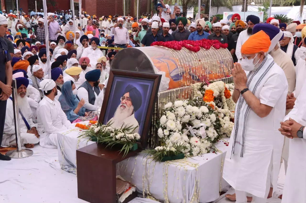 Parkash Singh Badal : पूर्व सीएम प्रकाश सिंह बादल को श्रद्धांजलि देने चंडीगढ़ पहुंचे पीएम नरेंद्र मोदी