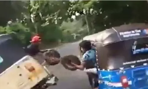 चलते हुए ऑटो रिक्शा में ड्राइवर ने बदला टायर, वीडियो देख हैरान हो गए लोग, इंटरनेट पर अब मचा है धमाल चलते हुए ऑटो रिक्शा में ड्राइवर ने बदला टायर, वीडियो देख हैरान हो गए लोग, इंटरनेट पर अब मचा है धमाल