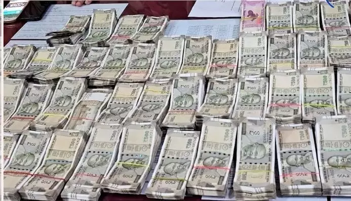 साधारण बैग से निकला इतना cash कि पुलिस वाले भी हो गए हैरान,पंडित दीनदयाल उपाध्याय रेलवे स्टेशन की है घटना