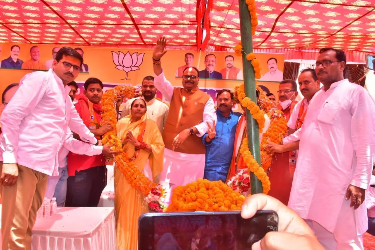गृह नगर मल्लावां पहुंचे डिप्टी सीएम ने भाजपा प्रत्याशी के पक्ष में की जनसभा, बोले- यूपी में गुंडई और माफियागिरी हुई ख़त्म, कार्यक्रम में खाली कुर्सियों की रही चर्चा गृह नगर मल्लावां पहुंचे डिप्टी सीएम ने भाजपा प्रत्याशी के पक्ष में की जनसभा, बोले- यूपी में गुंडई और माफियागिरी हुई ख़त्म, कार्यक्रम में खाली कुर्सियों की रही चर्चा
