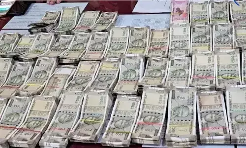 साधारण बैग से निकला इतना cash कि पुलिस वाले भी हो गए हैरान,पंडित दीनदयाल उपाध्याय रेलवे स्टेशन की है घटना साधारण बैग से निकला इतना cash कि पुलिस वाले भी हो गए हैरान,पंडित दीनदयाल उपाध्याय रेलवे स्टेशन की है घटना