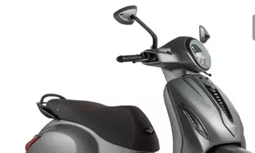 Bajaj Chetak electric Scooter:जाने चेतक और चेतक प्रीमियम एडिशन में कौन सा है बेहतर स्कूटर ??दोनों में क्या है फर्क!! Bajaj Chetak electric Scooter:जाने चेतक और चेतक प्रीमियम एडिशन में कौन सा है बेहतर स्कूटर ??दोनों में क्या है फर्क!!