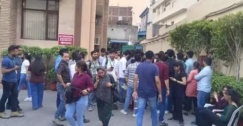 Noida News: नोएडा में कंपनी ने नौकरी से निकाले 198 कर्मचारी, मचा हड़कंप