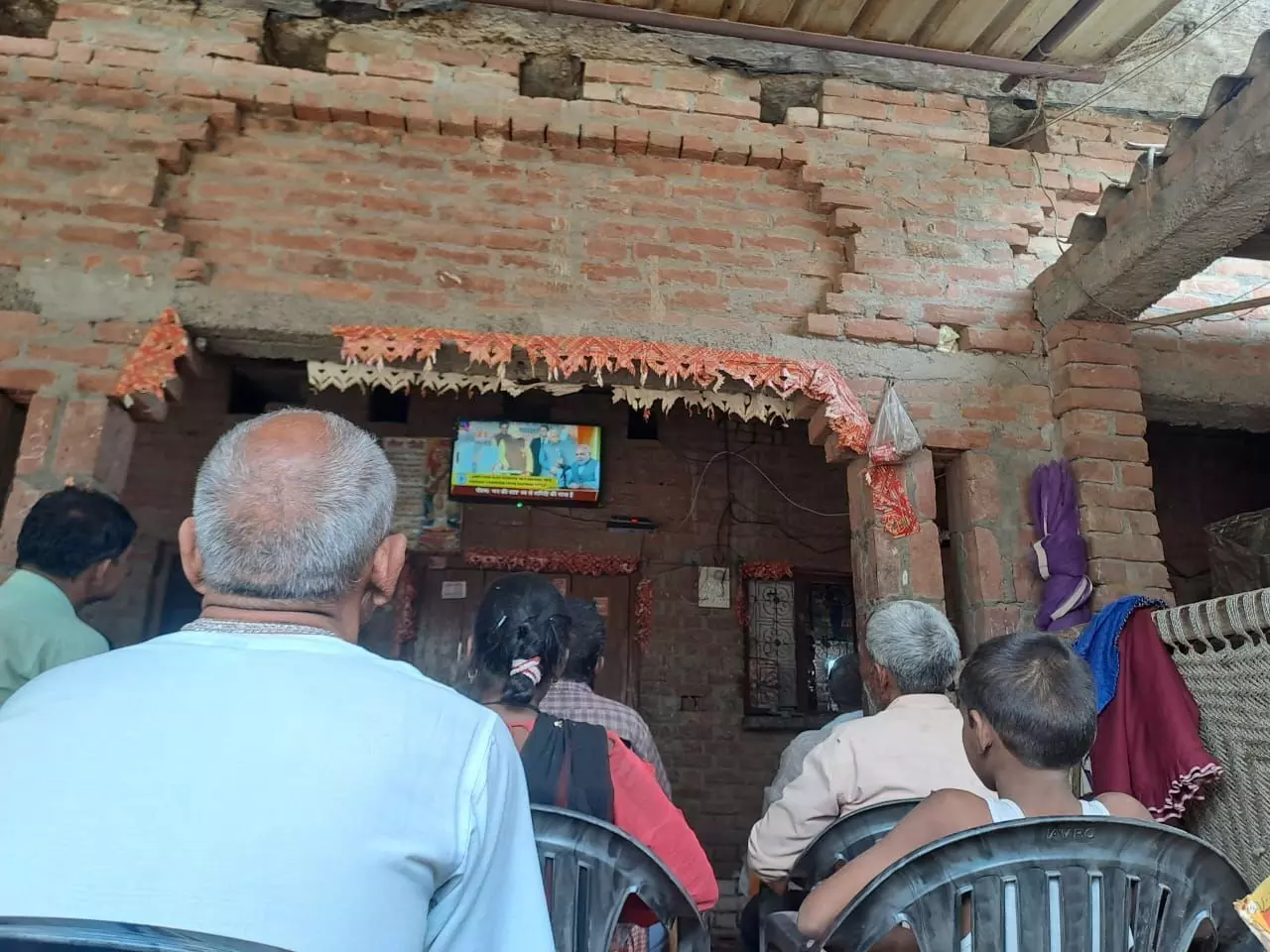 ग्रामीणों ने मन लगाकर प्रधानमंत्री के मन की बात को टीवी पर सुना