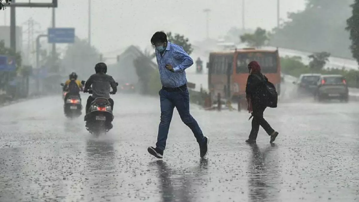 Weather News : दिल्ली-NCR में मौसम ने बदला मिजाज, तेज हवाओं के साथ बारिश