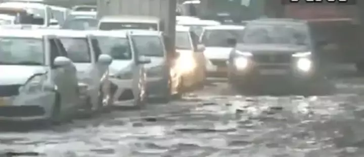 दिल्ली में हुई झमाझम बारिश, लोगों को मिली राहत, सड़कों पर भर गया लबालब पानी।