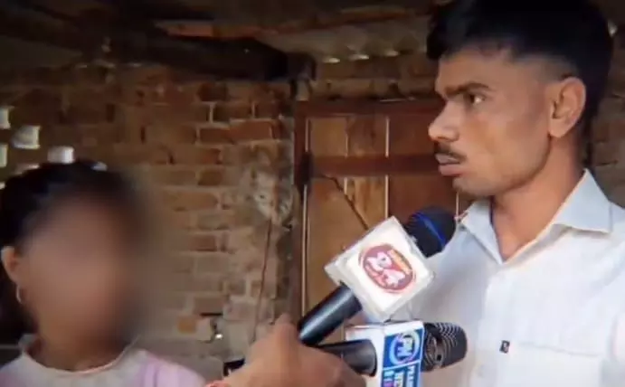 मां चुका नहीं पाई उसका कर्ज तो 40 साल के एक शख्स ने 11 साल की लड़की से कर ली शादी। मां चुका नहीं पाई उसका कर्ज तो 40 साल के एक शख्स ने 11 साल की लड़की से कर ली शादी।