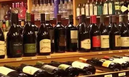 7 देशी, 4 विदेशी और 2 बीयर की दुकानों की हुई नीलामी 7 देशी, 4 विदेशी और 2 बीयर की दुकानों की हुई नीलामी