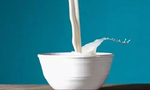 अगर आपको भी चाहिए अपना दमकता हुआ चेहरा तो दूध में मिलाकर लगाएं यह एक चीज