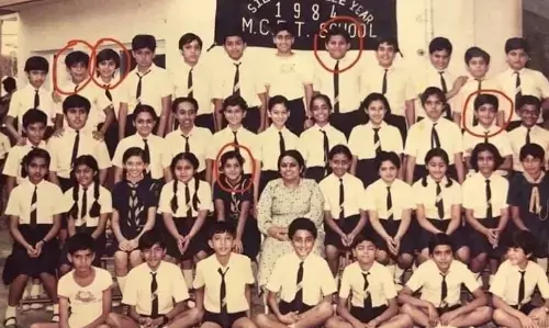 स्कूल की इस ग्रुप फोटो में मौजूद एक्टर एक्ट्रेसेस ने फिल्म इंडस्ट्री में हासिल की बड़ी स्टारडम।