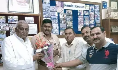 शिक्षा मित्रों के नेता विश्वनाथ कुशवाहा ने की अखिल भारतीय प्राथमिक शिक्षक संघ के राष्ट्रीय अध्यक्ष रामपाल सिंह से मुलाकात और मांग पत्र सौंपा