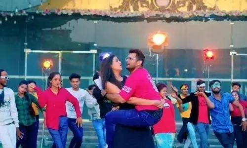 खेसारी लाल और यामिनी सिंह का गाना यूट्यूब पर कर रहा है ट्रेंड यामिनी सिंह फिदा हुई खेसारी लाल की लाल टीशर्ट पर