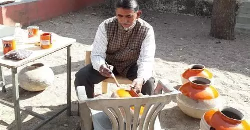 शिक्षक के रिटायर होने पर रोने लगे बच्चे, रोते हुए स्कूल से किया विदा शिक्षक के रिटायर होने पर रोने लगे बच्चे, रोते हुए स्कूल से किया विदा