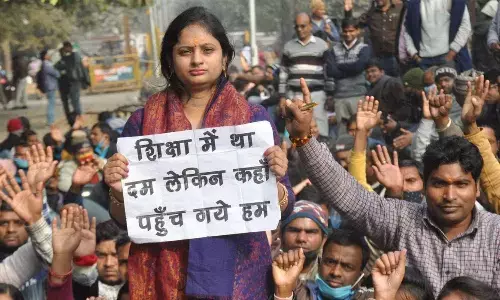 वाह रे शिक्षा विभाग: झारखंड सरकार की घोषणा से शिक्षक समाज में बेहद रोष, एक ही पद क्यों लागू की दोहरी व्यवस्था वाह रे शिक्षा विभाग: झारखंड सरकार की घोषणा से शिक्षक समाज में बेहद रोष, एक ही पद क्यों लागू की दोहरी व्यवस्था