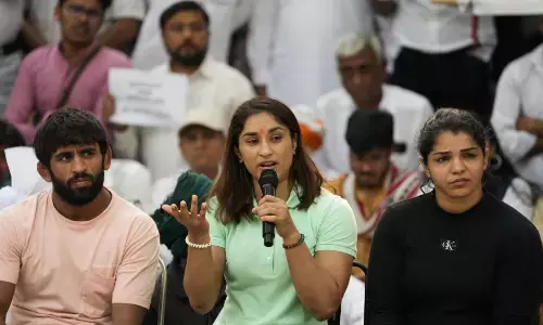 Wrestlers protest: खेल मंत्री अनुराग ठाकुर पर बरसे पहलवान, विनेश फोगाट ने लगाया बड़ा आरोप! Wrestlers protest: खेल मंत्री अनुराग ठाकुर पर बरसे पहलवान, विनेश फोगाट ने लगाया बड़ा आरोप!